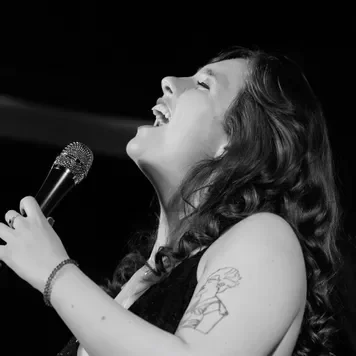 OliviaVanoorBNW2.jpg-sqLg